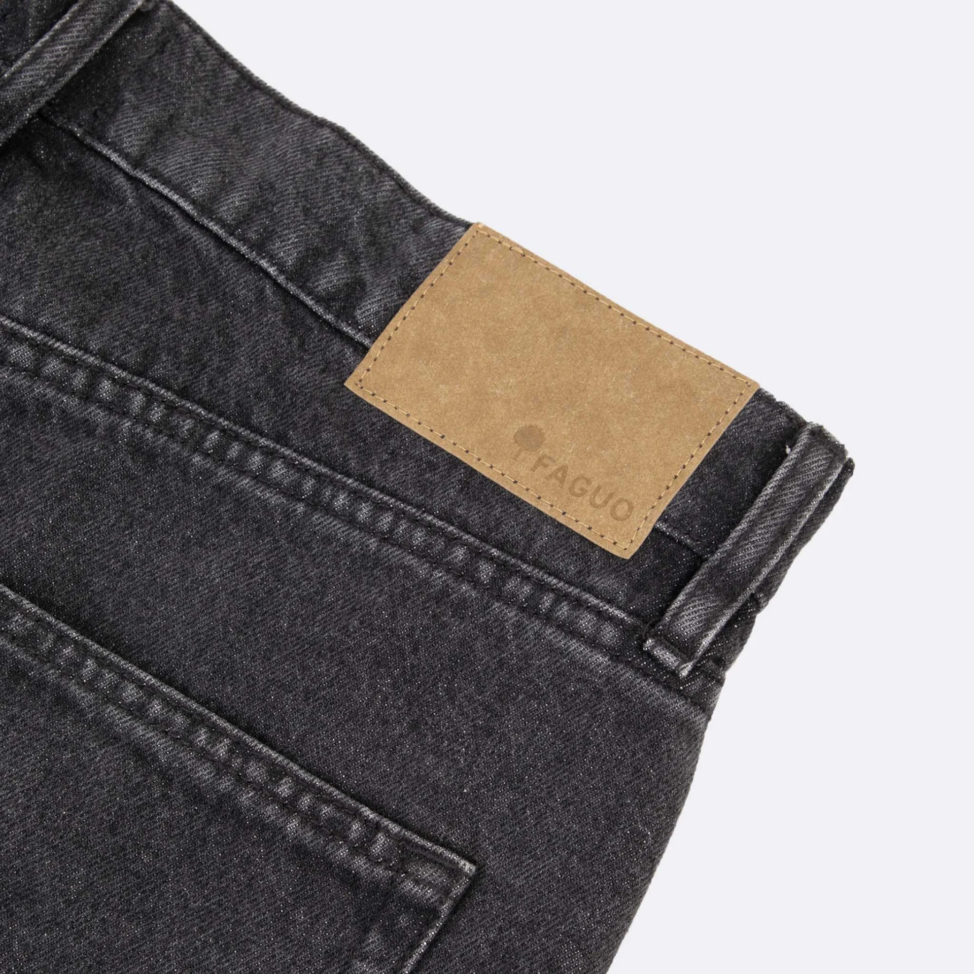 Jean black washed coupe fuselée végan en coton et coton recyclé - modèle Tapered denim