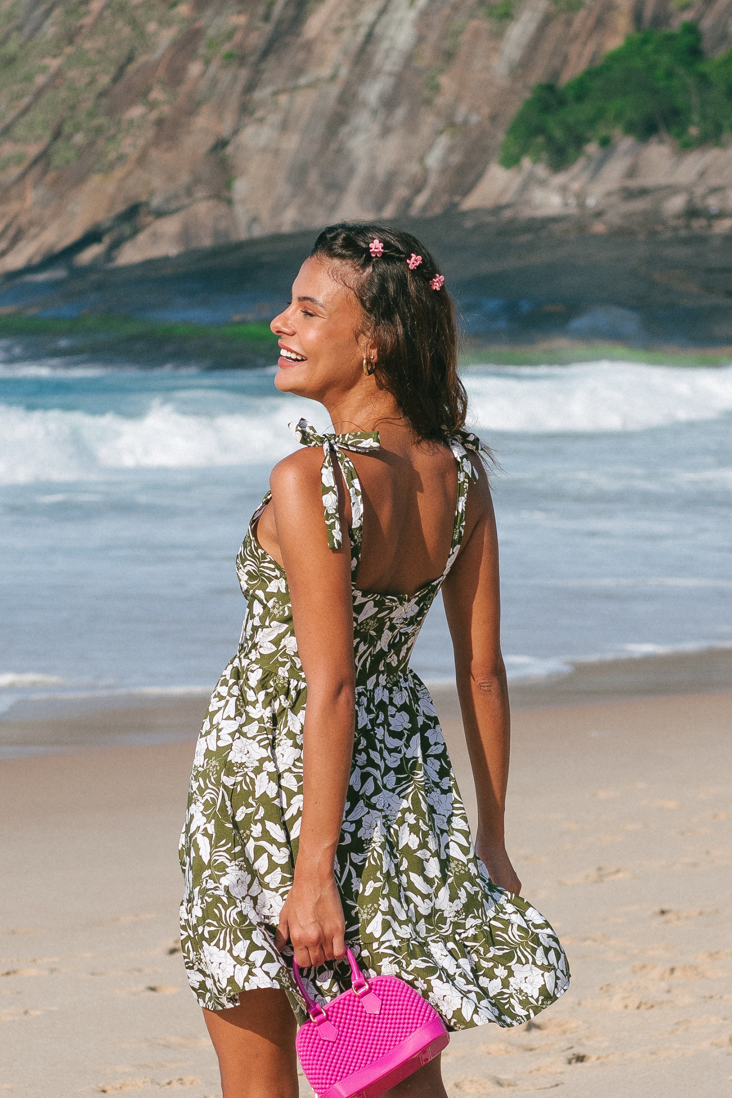 Robe mini avec épaules à nouer à fleurs olive et blanche
