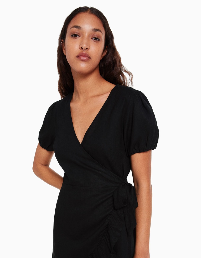 Vestido curto de linho com mangas curtas e babados.