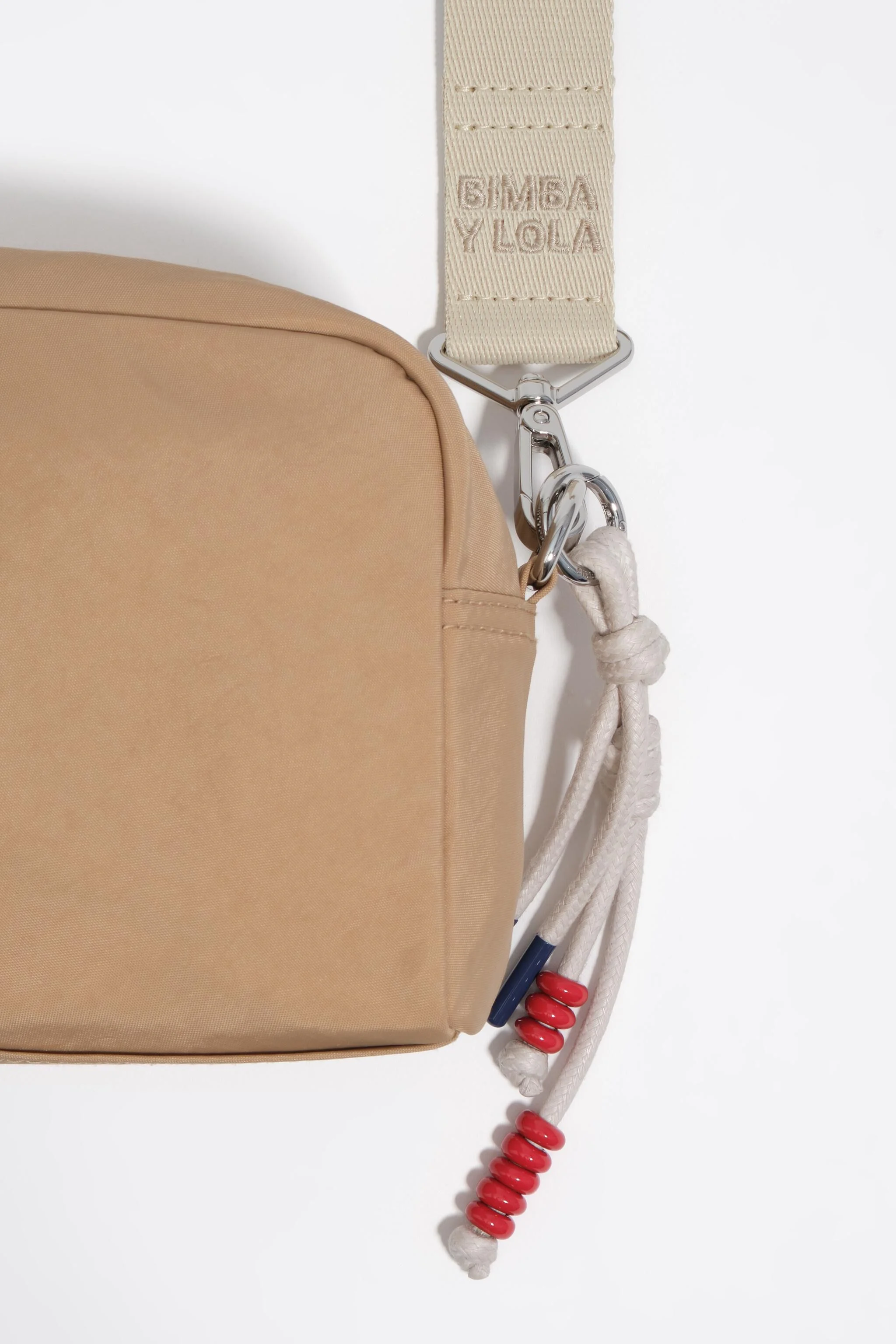 Bolsa transversal de nylon cor camelo