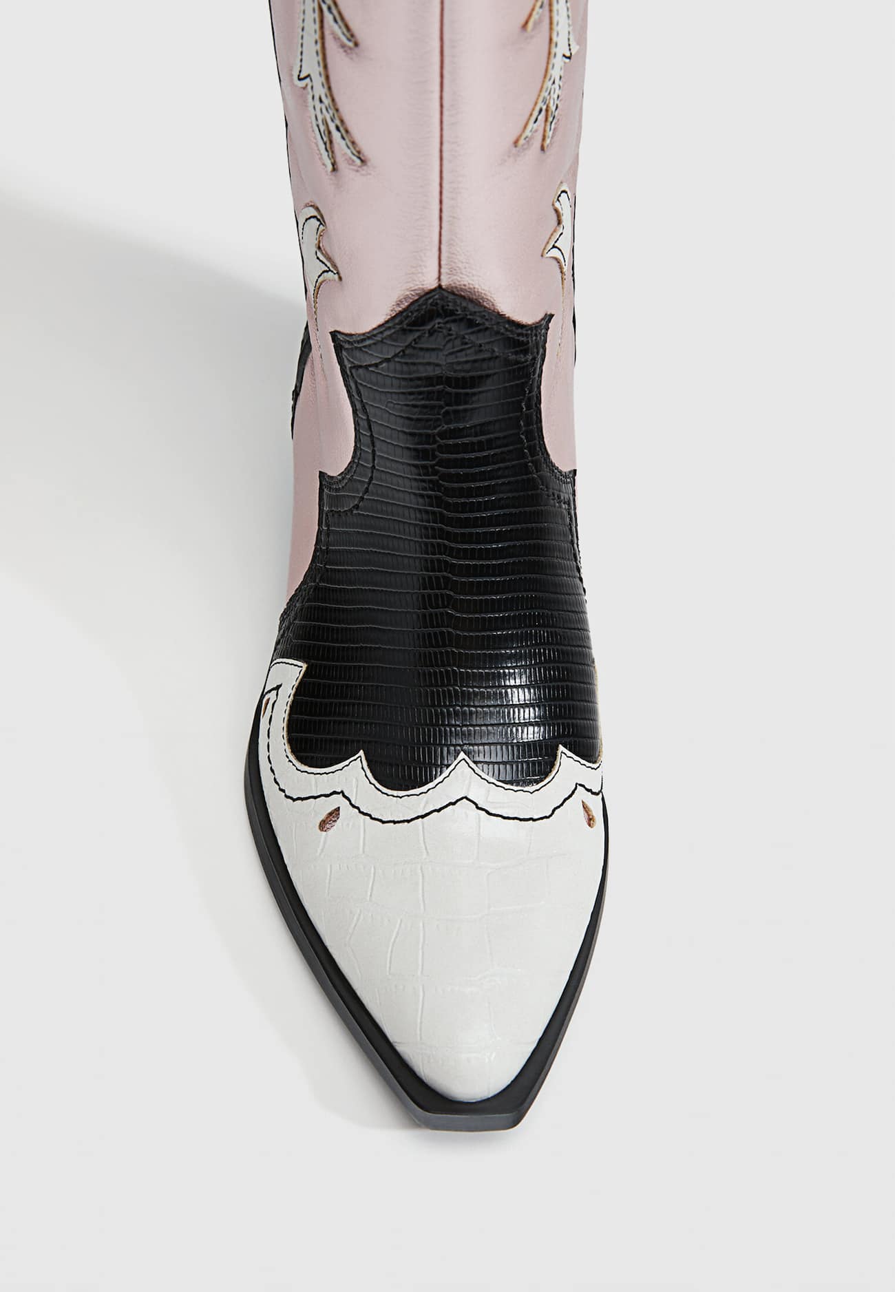 Botas de cowboy com detalhes metálicos