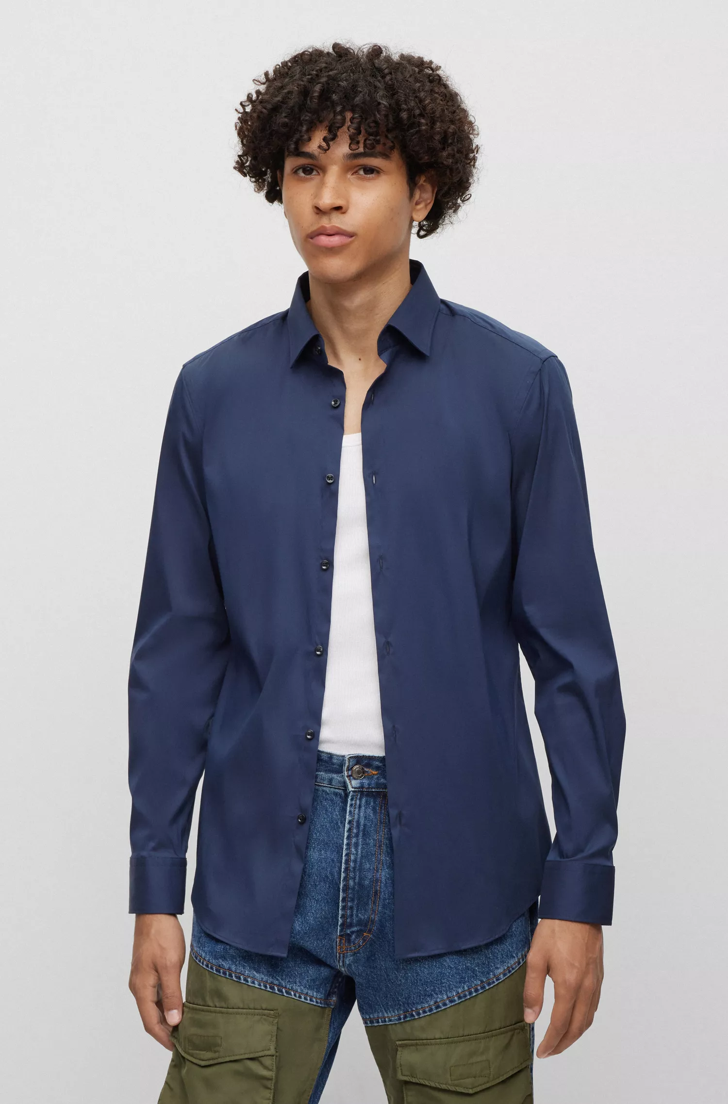 Camisa HUGO vermelha, corte slim, em popeline de algodão misto.