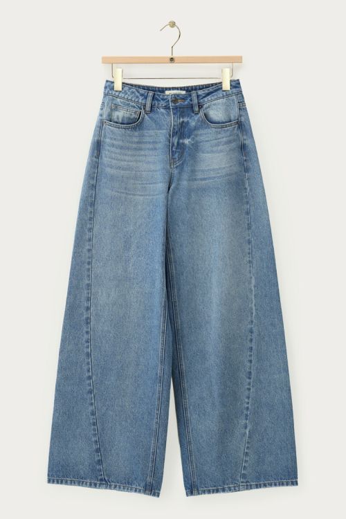 Blauwe wide leg jeans met schuine zoom