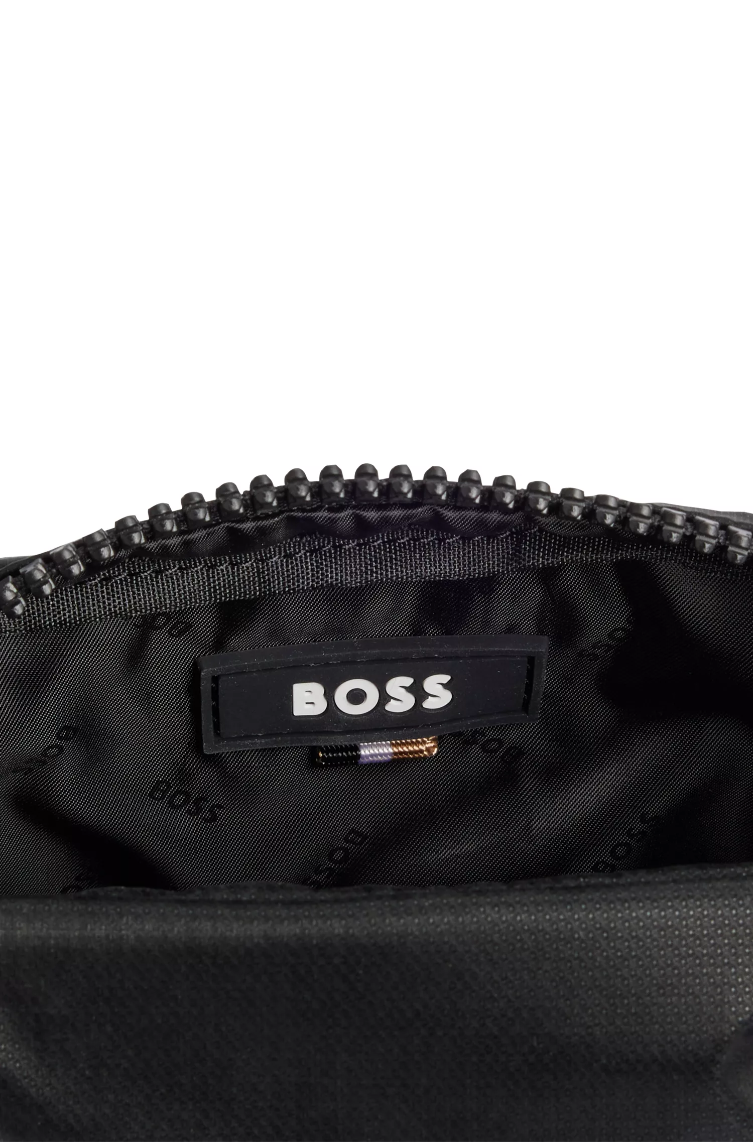 Bolsa transversal BOSS em veludo revestido preto com logotipo em contorno.