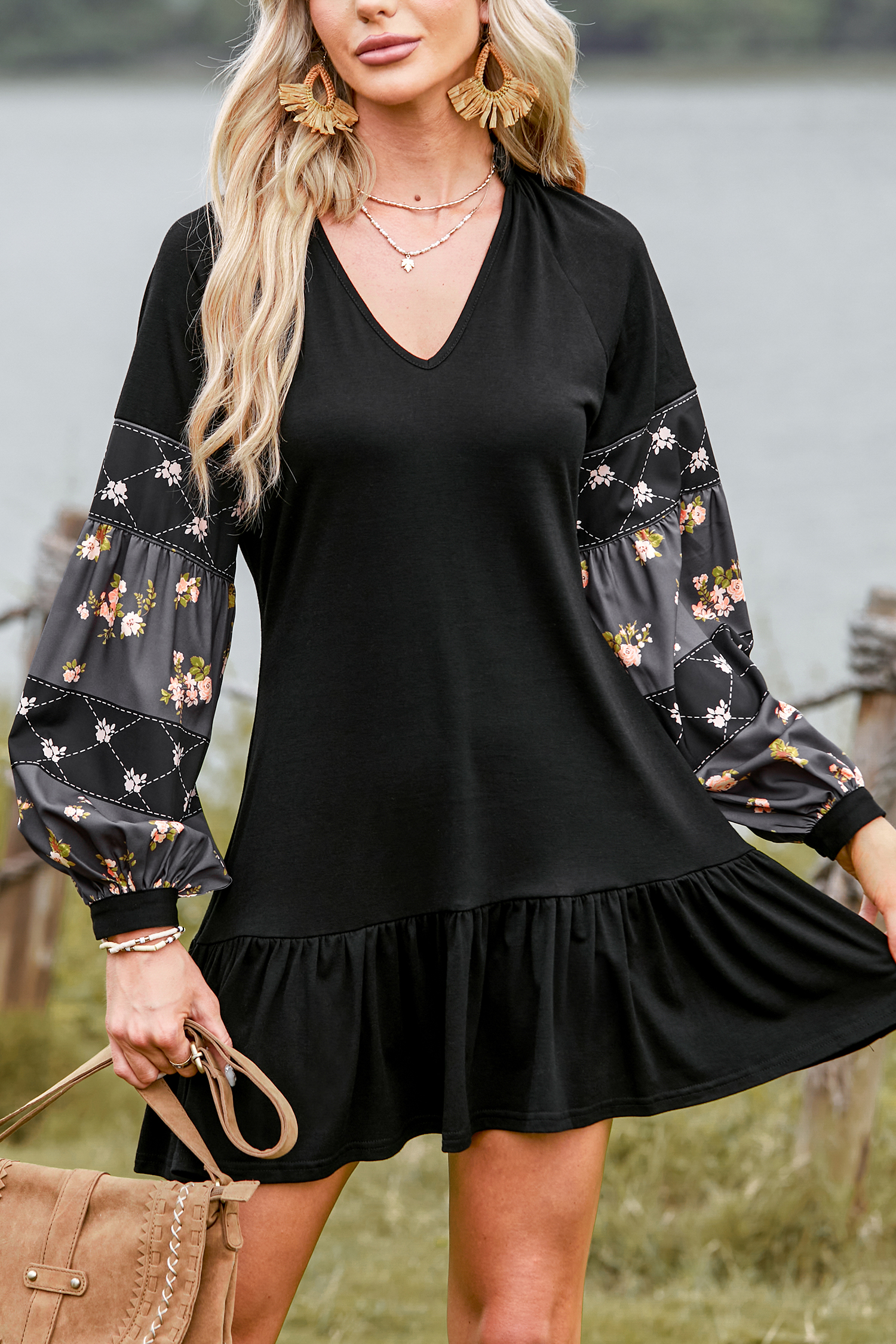 Robe avec col en V et manches bouffantes à volants