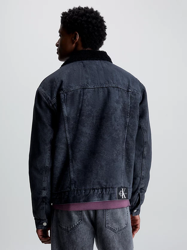 Jaqueta jeans Sherpa com zíper frontal completo.