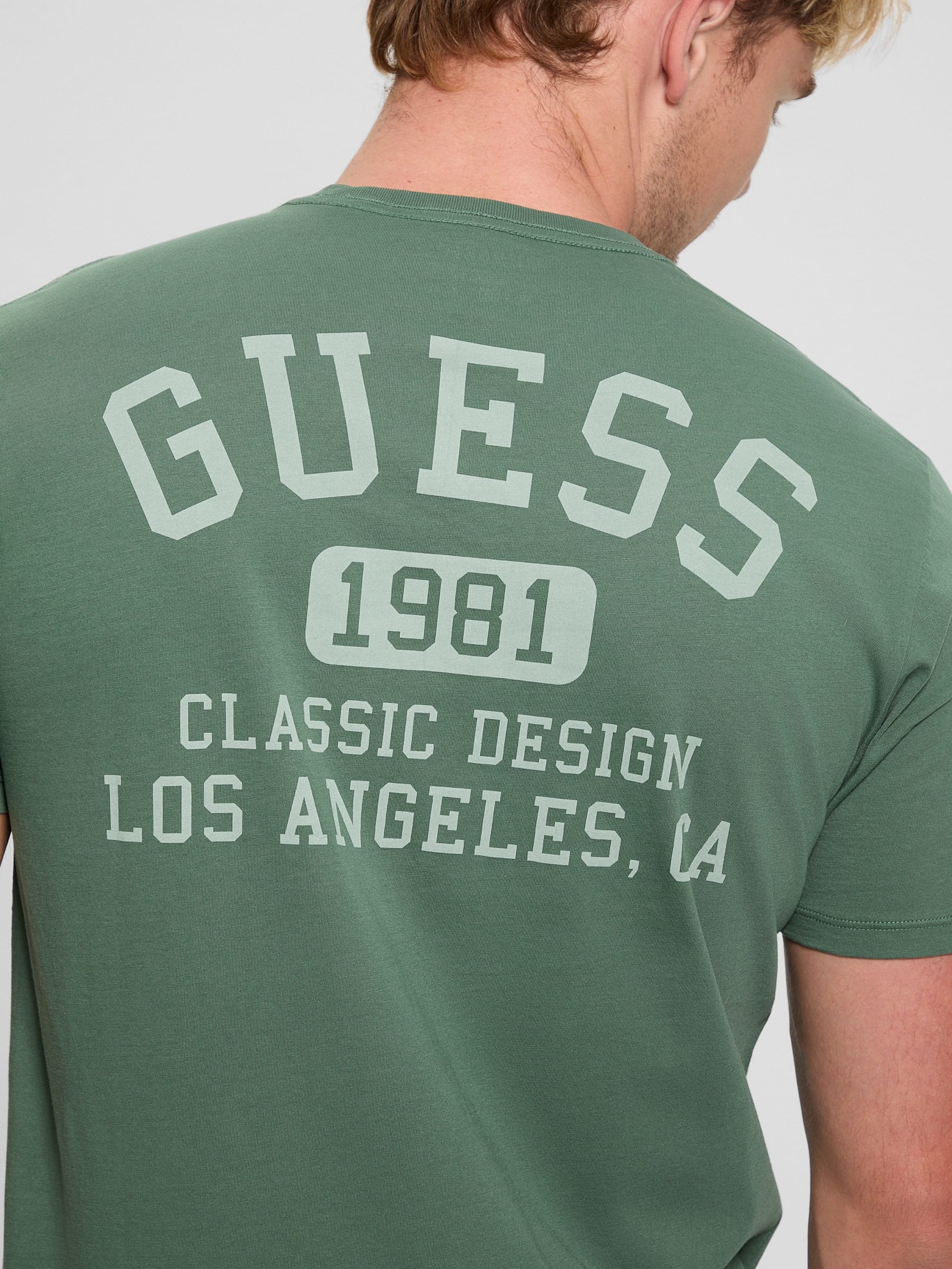Camiseta universitária exclusiva