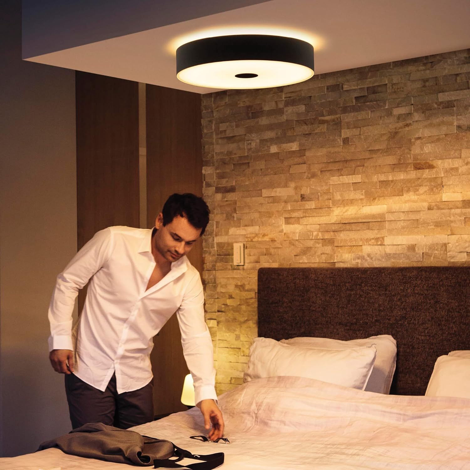 Philips Hue White Ambiance Fair Deckenleuchte schwarz 2750lm inkl. Dimmschalter, dimmbar, alle Weißschattierungen, steuerbar via App, kompatibel mit Amazon Alexa (Echo, Echo Dot)
