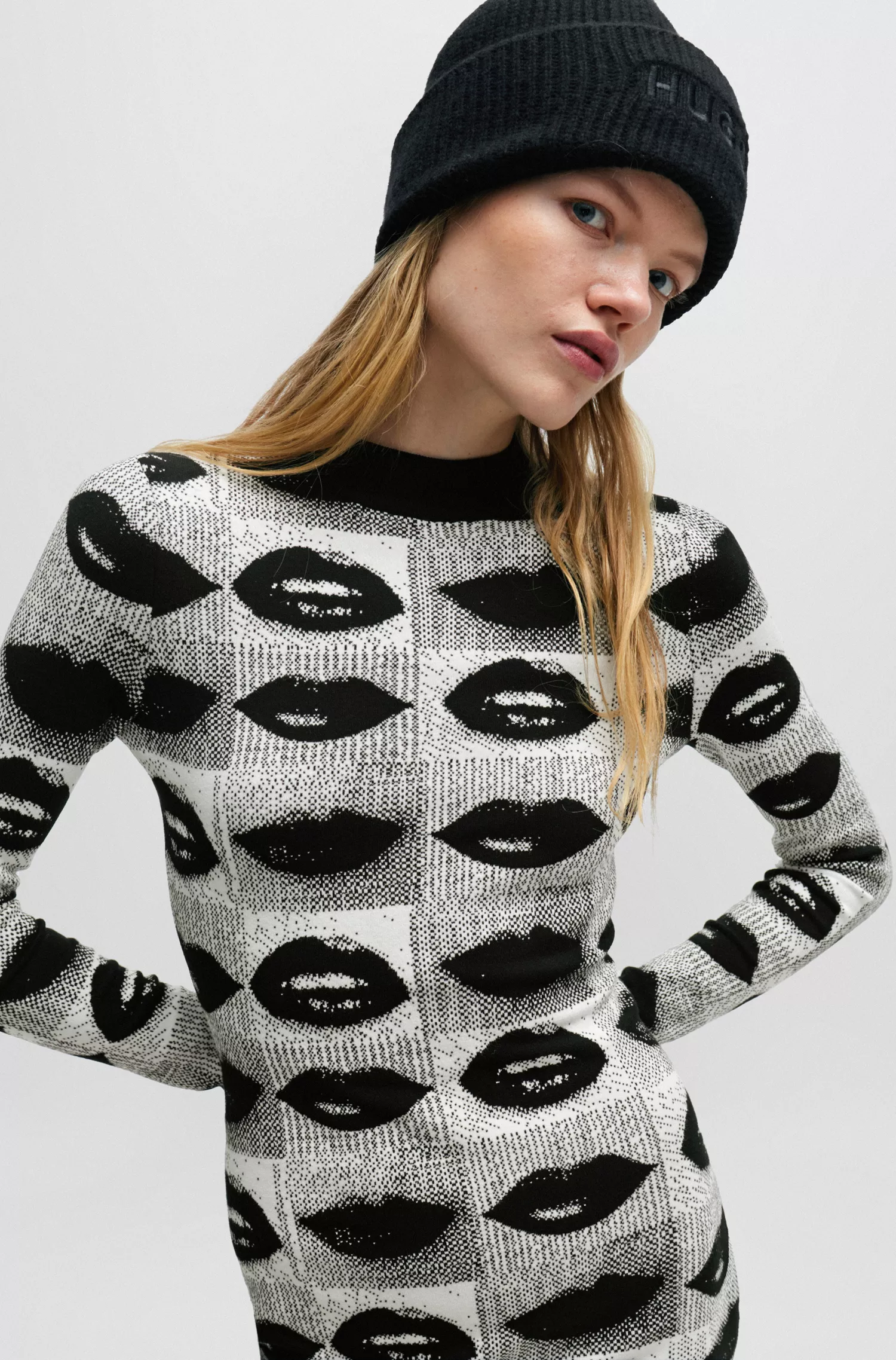 Vestido tomara que caia vermelho HUGO com gola alta e estampa jacquard de lábios.