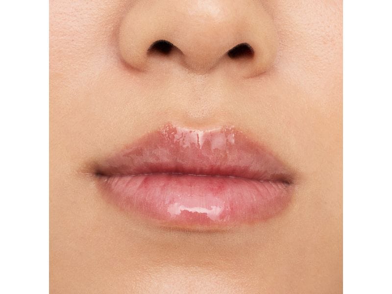 essence Lip Booster Hydra Kiss 07 Classy Glassy Pflegendes Lippenöl in einem transparenten Farbton