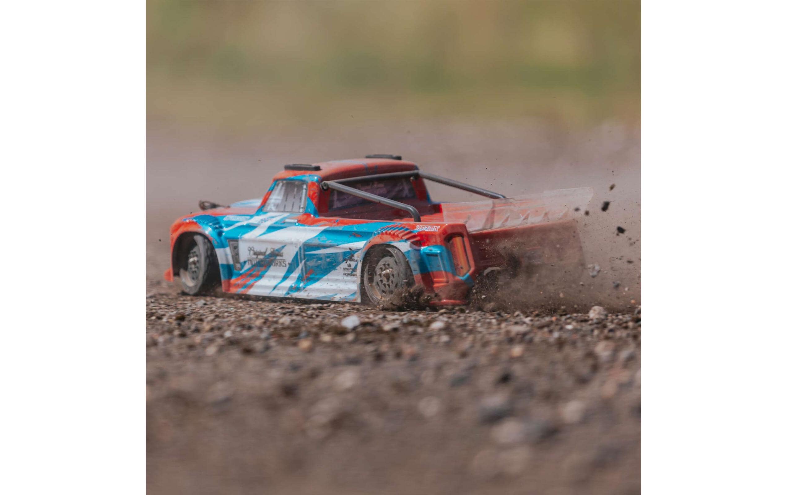Infraction 4x4 Mega, Rot/Blau 1:8, RTR<br>Street Bash Resto-Mod Truck im Massstab 1:8