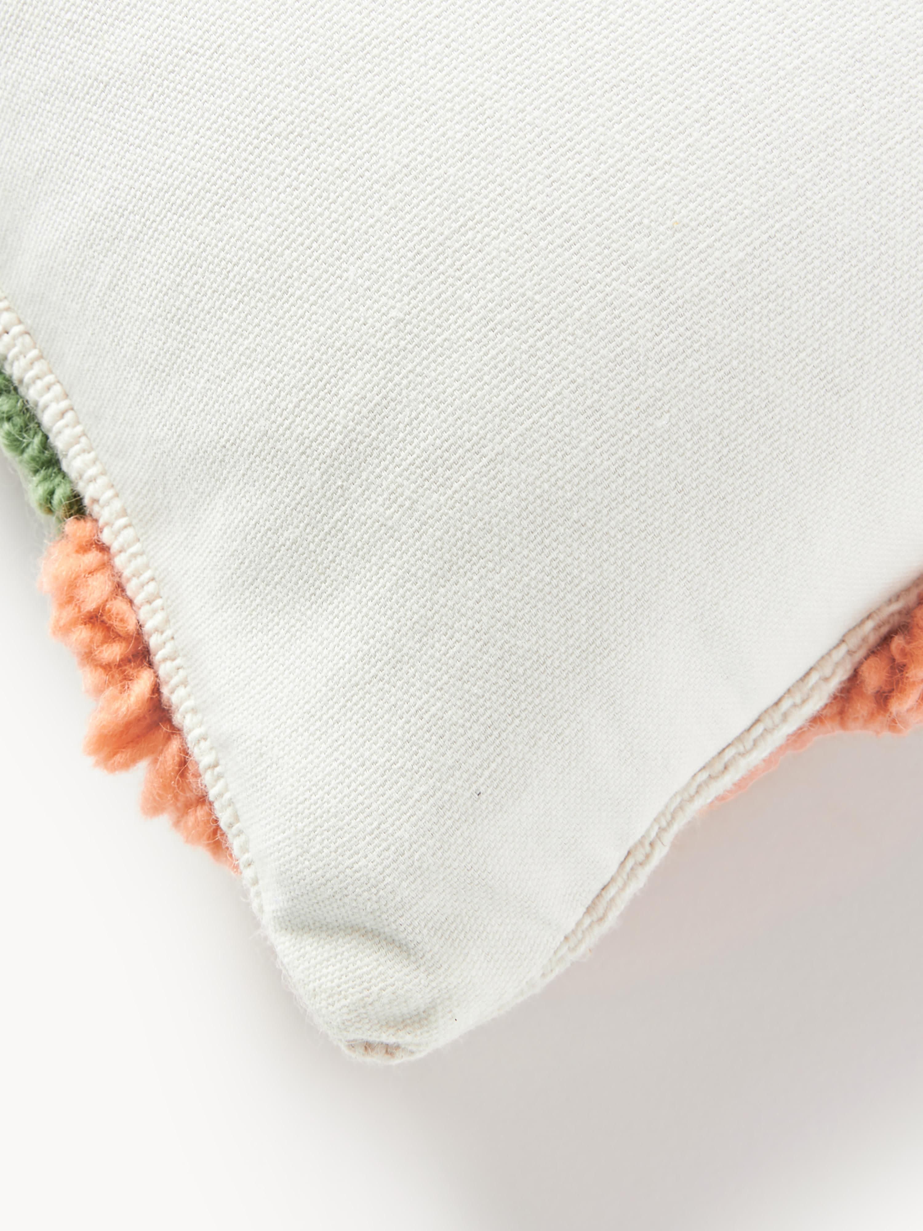 XL handgetufte kussenhoes Jiri met getufte design