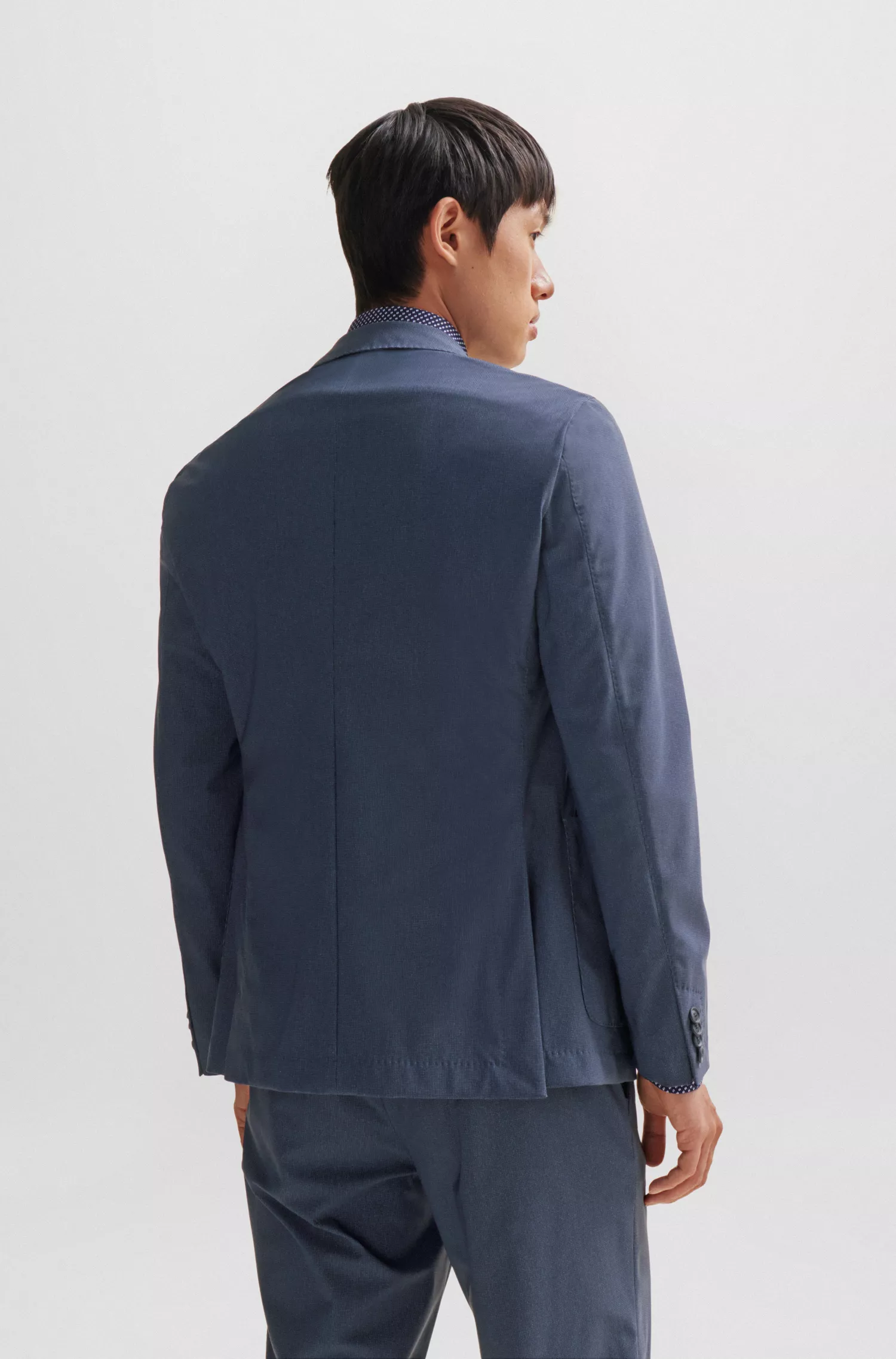 Jaqueta BOSS preta de corte slim em jérsei de alta performance com microestampa e elasticidade.