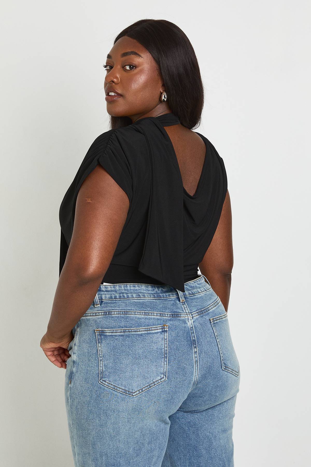 boohoo Body Grande Taille Double Épaisseur Tissu Slinky Détail Foulard Et Épaules Froncées