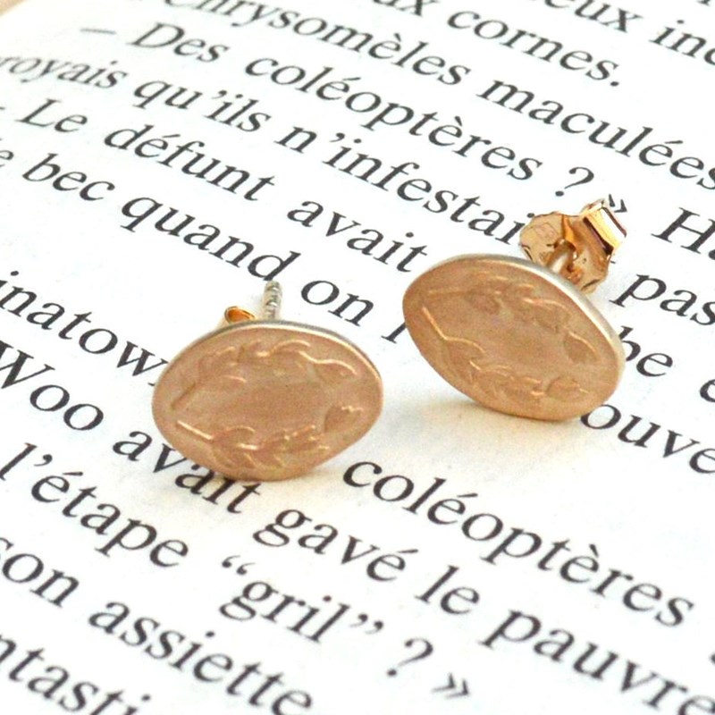 Boucles d'oreilles femme puces médailles lauriers style antique et artisanal en plaqué or mat