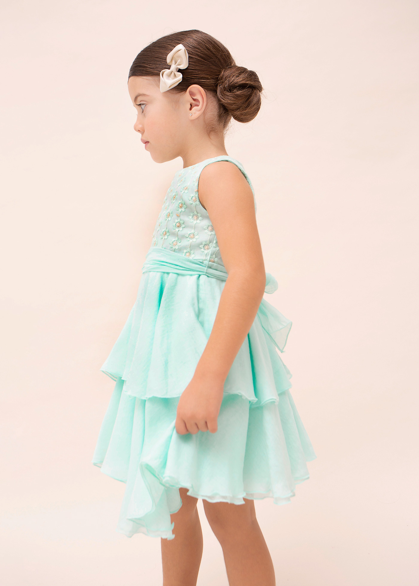 Vestido com saia franzida e bordado para menina