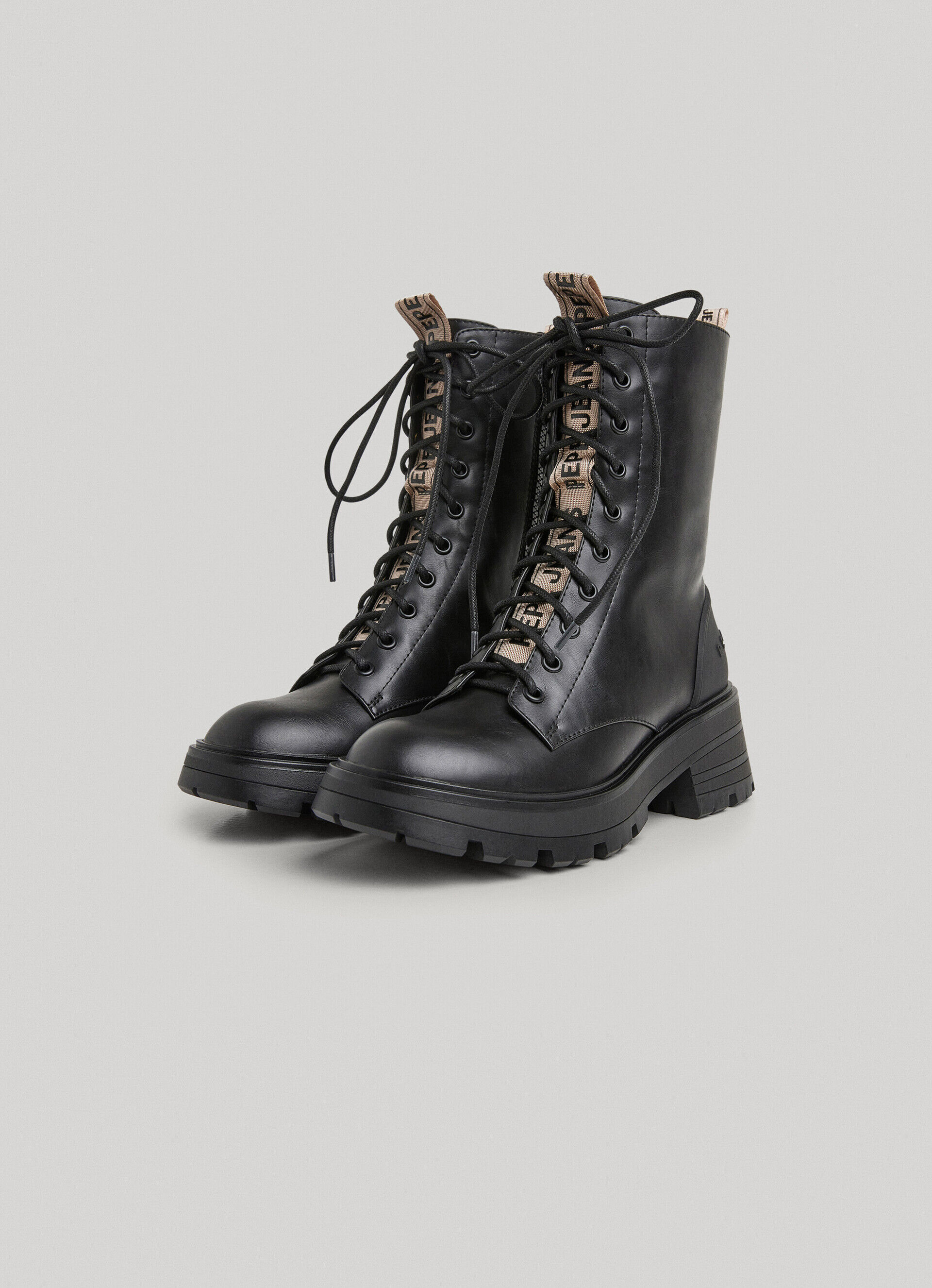 Botas de cano curto com cadarço - pretas