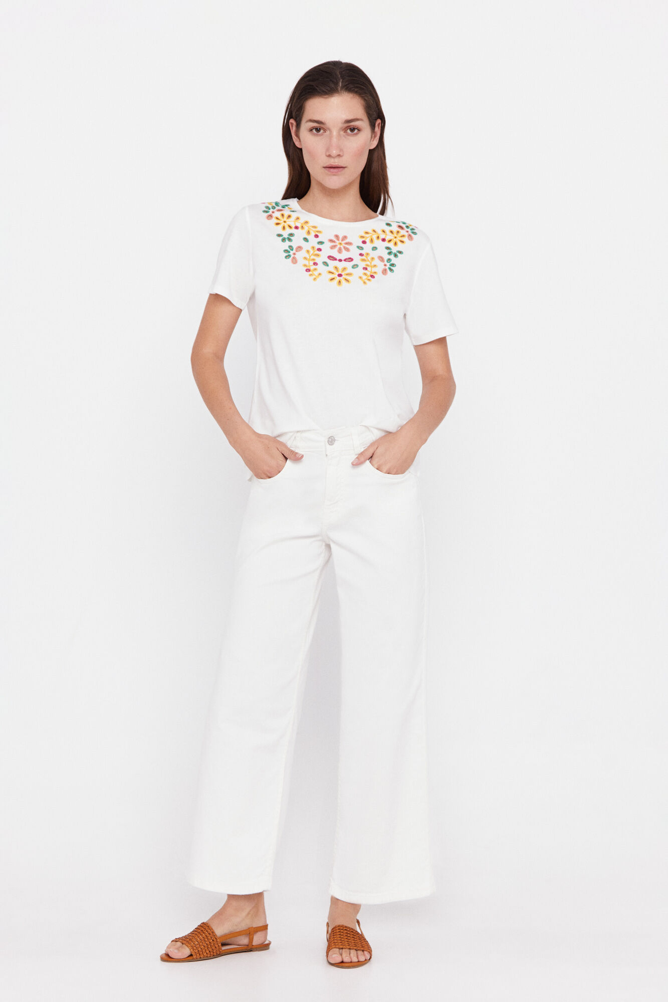 Camiseta com bordado floral - Estampa branca