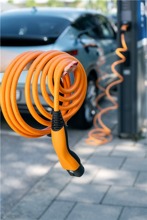 (7m) Selbstaufrollendes Helix 22kW/32A Elektroauto Ladekabel 3-phasiges Stromkabel für Hybrid- / E-Autos mit Typ 2 Anschluss (75746) - Orange
