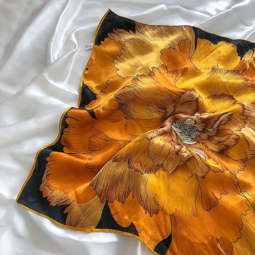 Frior - Vierkante sjaal met bloemenmotief