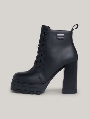 Botas de couro com salto alto e cadarço