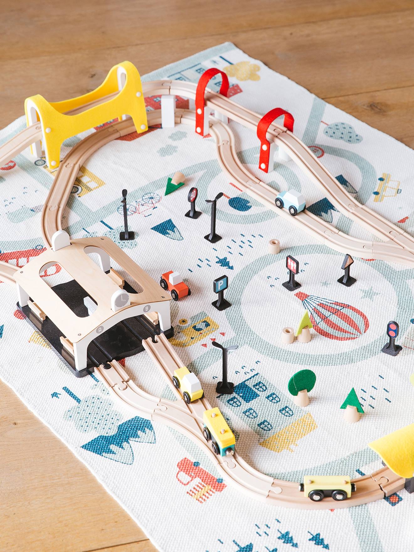 Circuito ferroviário com 66 peças multicoloridas
