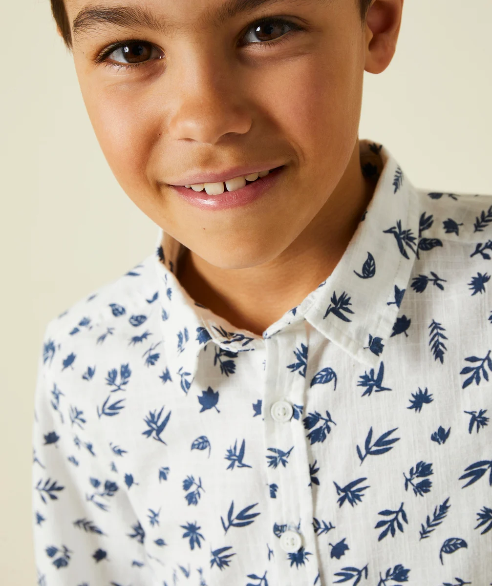 CHEMISE MANCHES LONGUES GARÇON BLANCHE AVEC IMPRIMÉ FEUILLES BLEUES