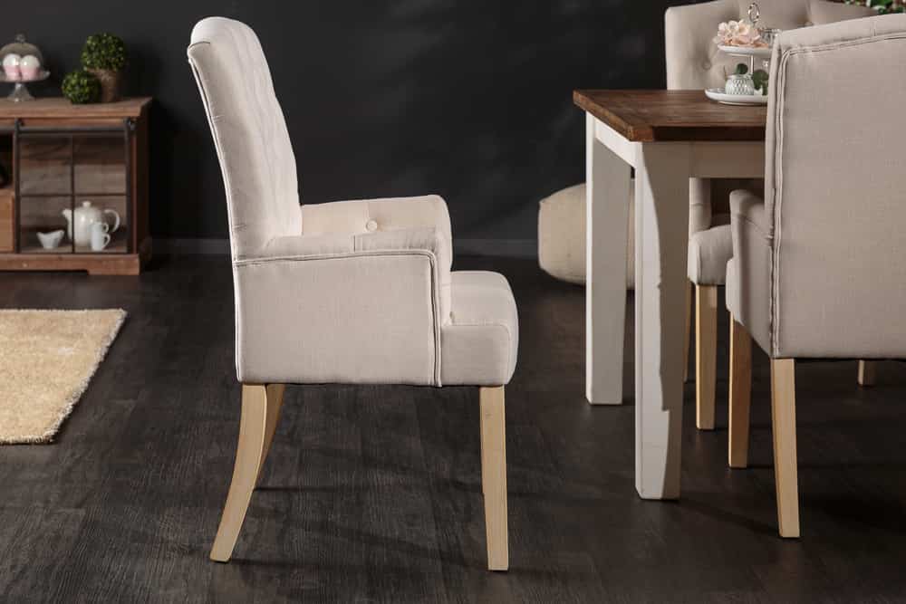 Eleganter Armlehnen Stuhl CASTLE beige mit Chesterfield Steppung im Landhausstil