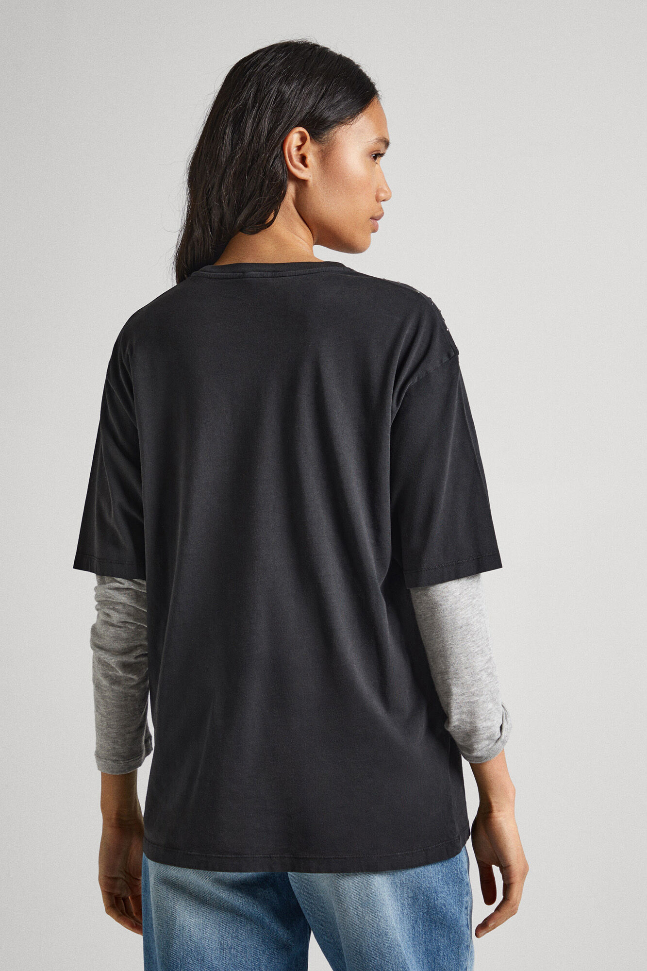 Camiseta com detalhe em strass