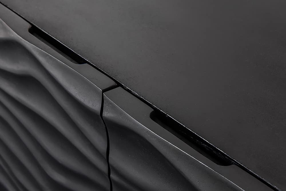 Design TV-Board WAVE 160cm schwarz Mangoholz mit 3D Schnitzereien hängend