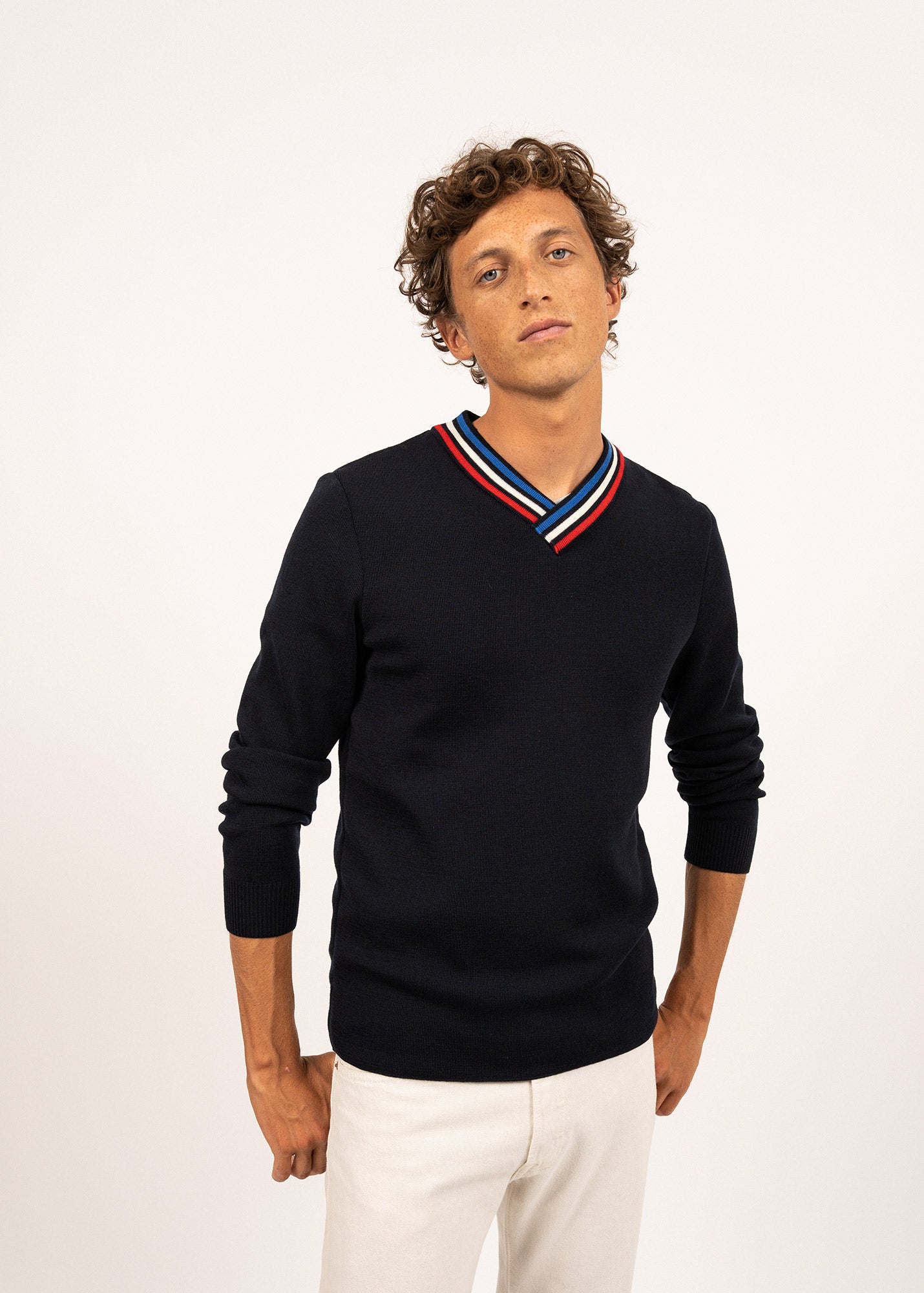 Pull en laine à col V contrasté