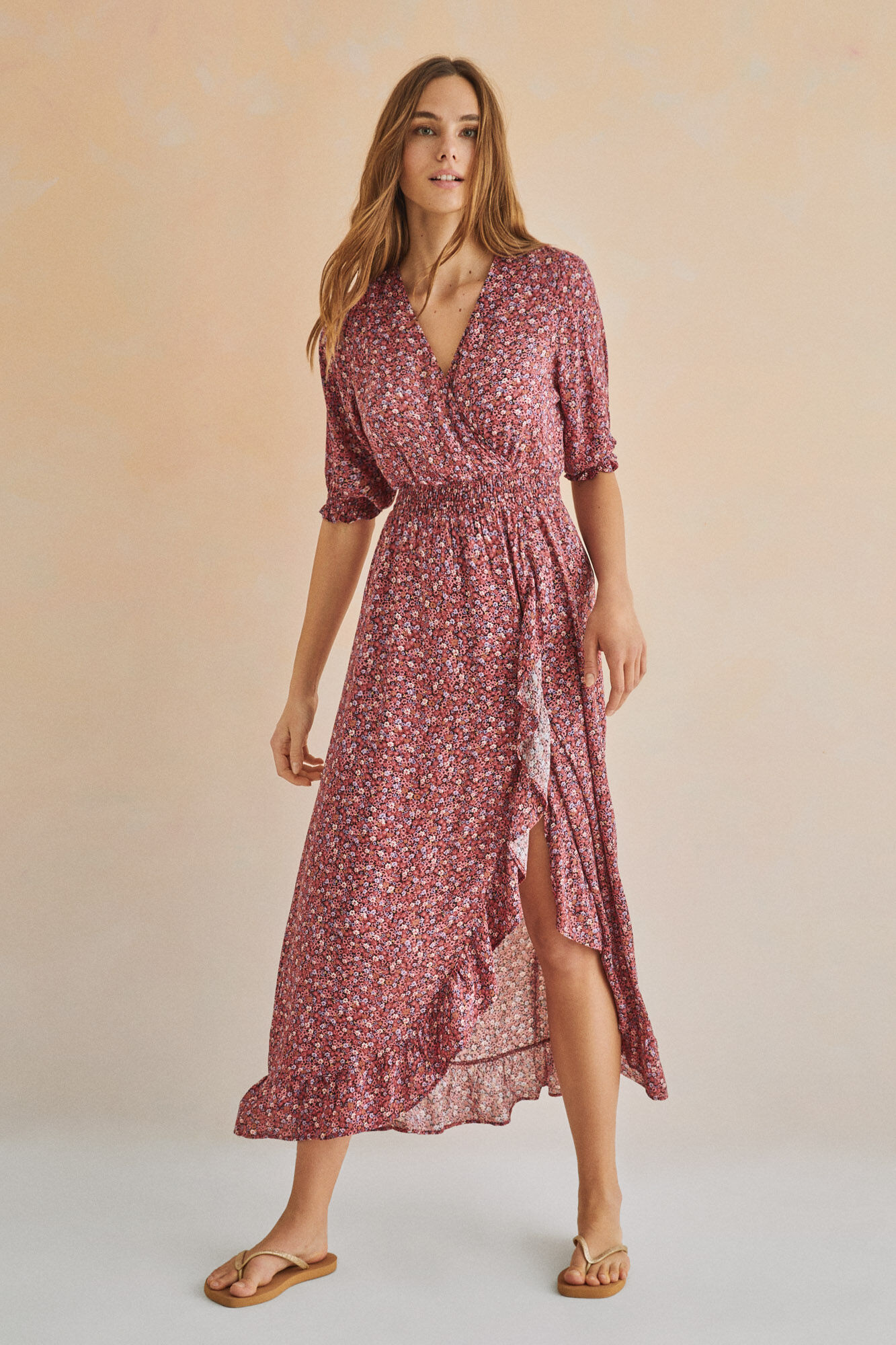 Vestido midi rosa com babados e estampa - estampa