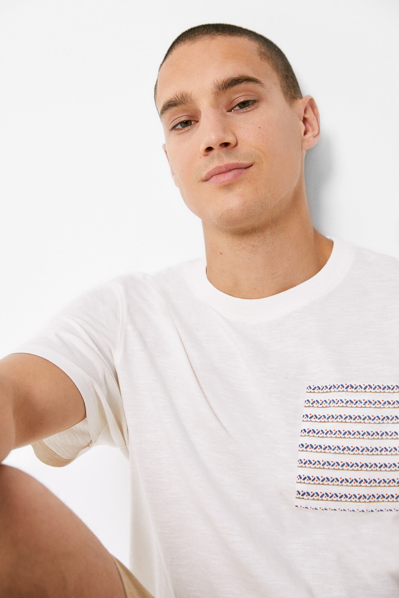 Camiseta com bolso estampado - Marfim