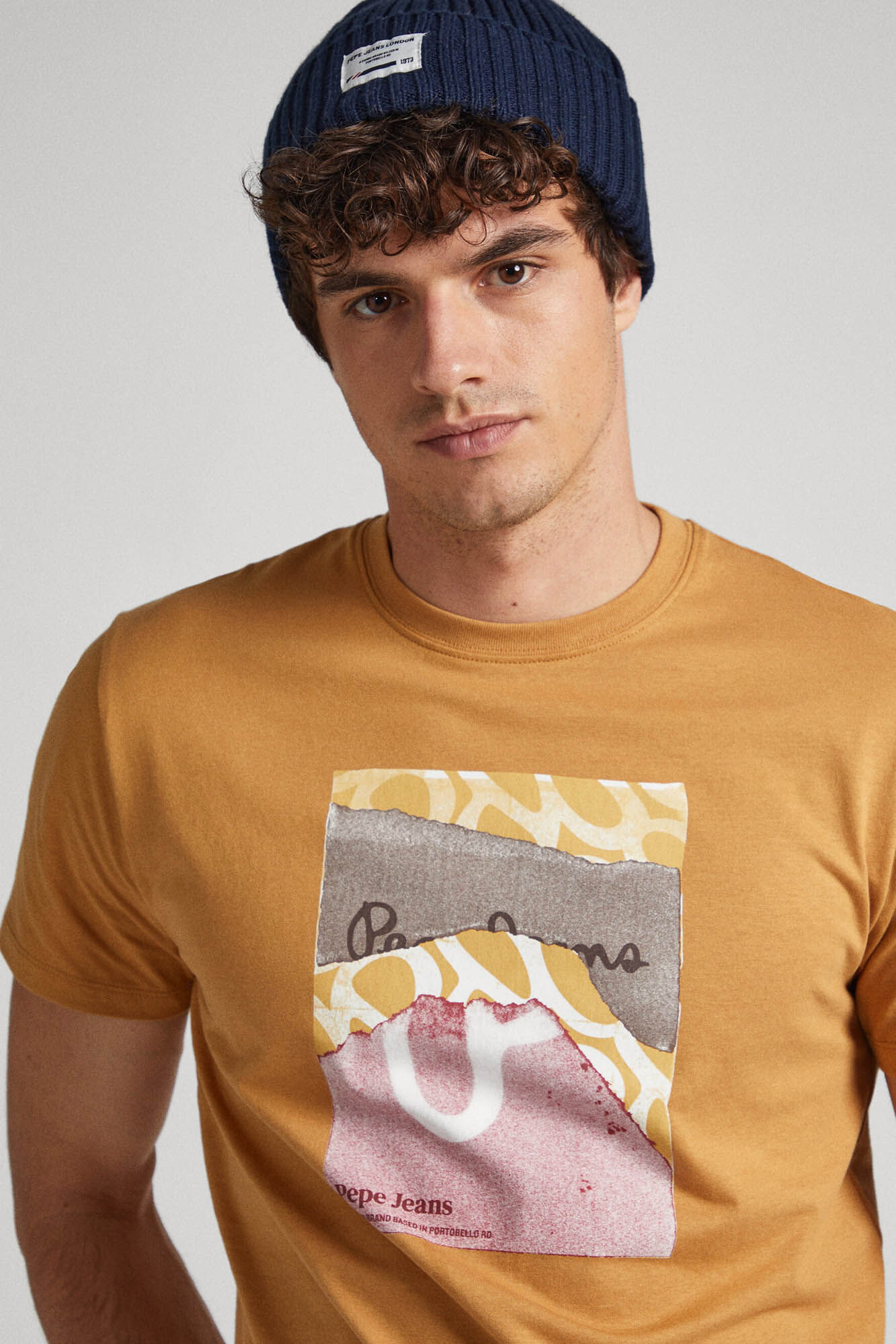 estampa de logotipo em camiseta