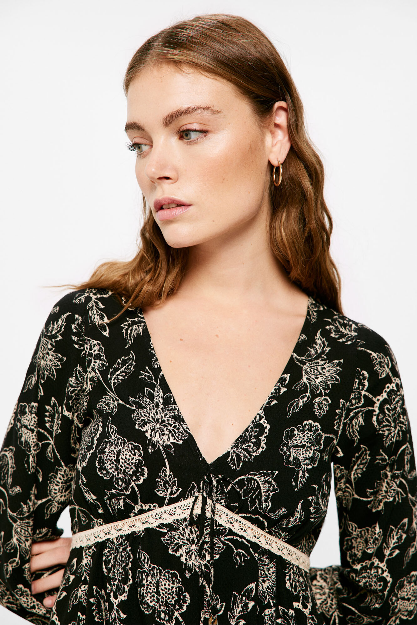 Vestido midi de renda contrastante