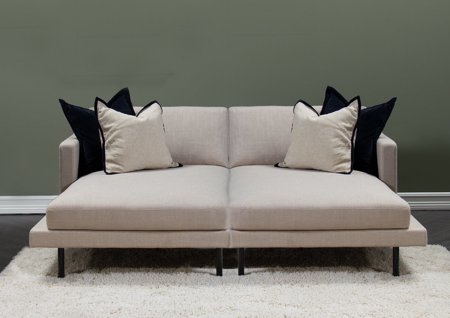 Newport sjeselong arm venstre Tekstil Mia beige med sorte stålben. Tekstiltrukket side høyre