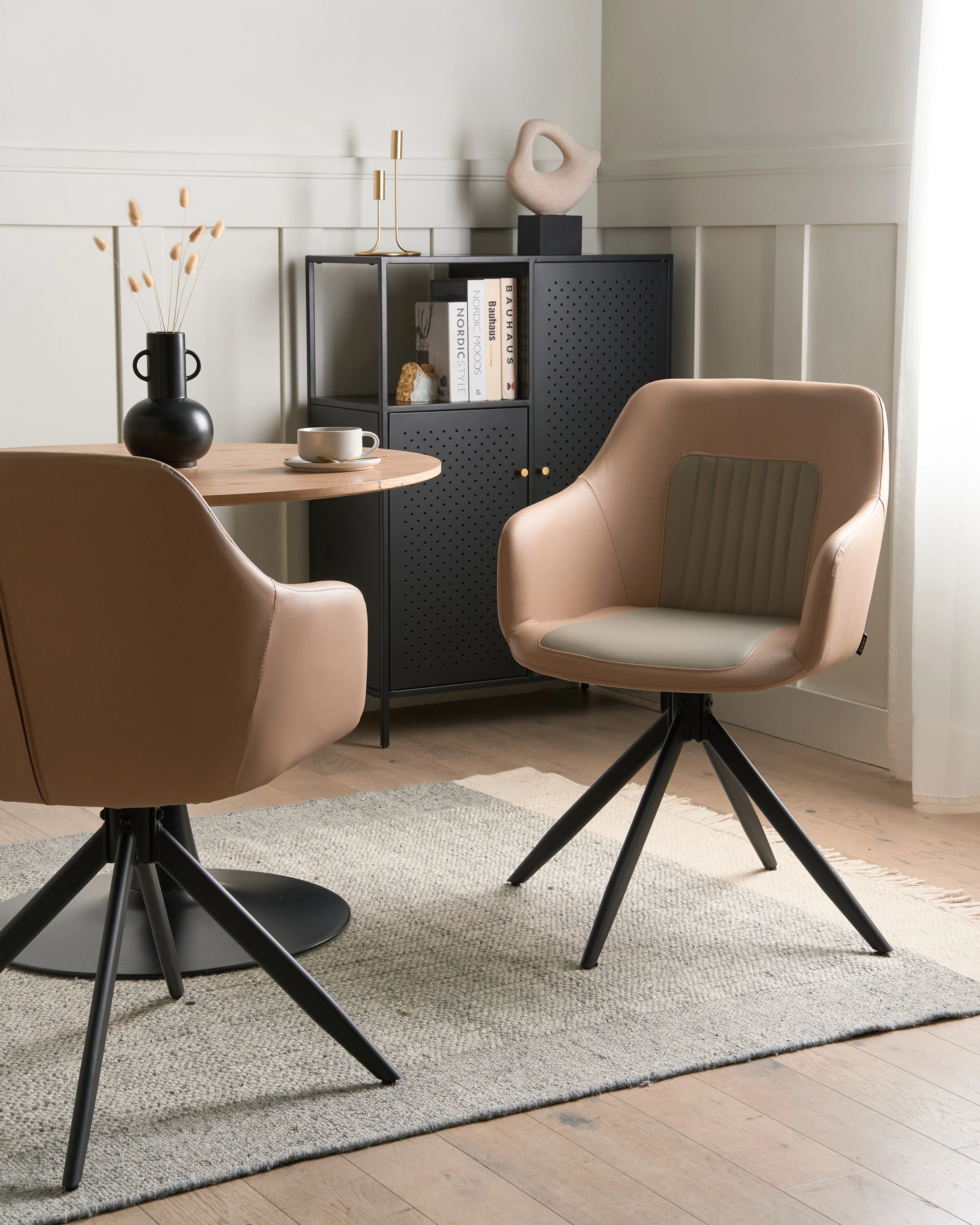 Set van 2 eetkamerstoelen draaibaar LIKELY Kunstleer Zandbeige