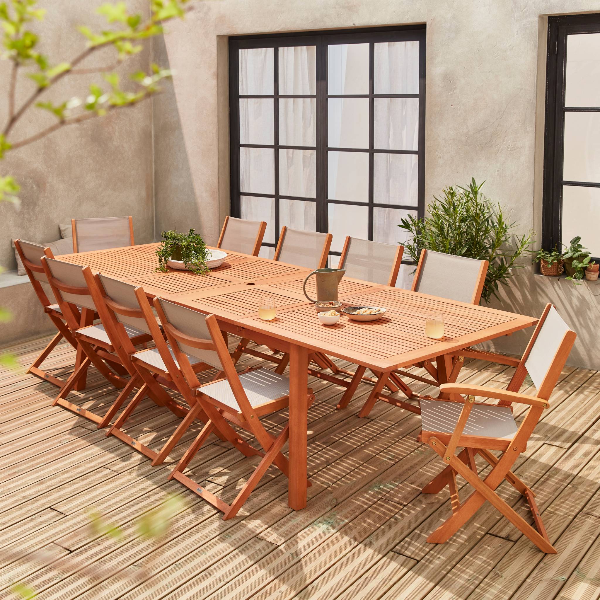 sweeek - Uitschuifbare houten tuintafel, 10 stoelen