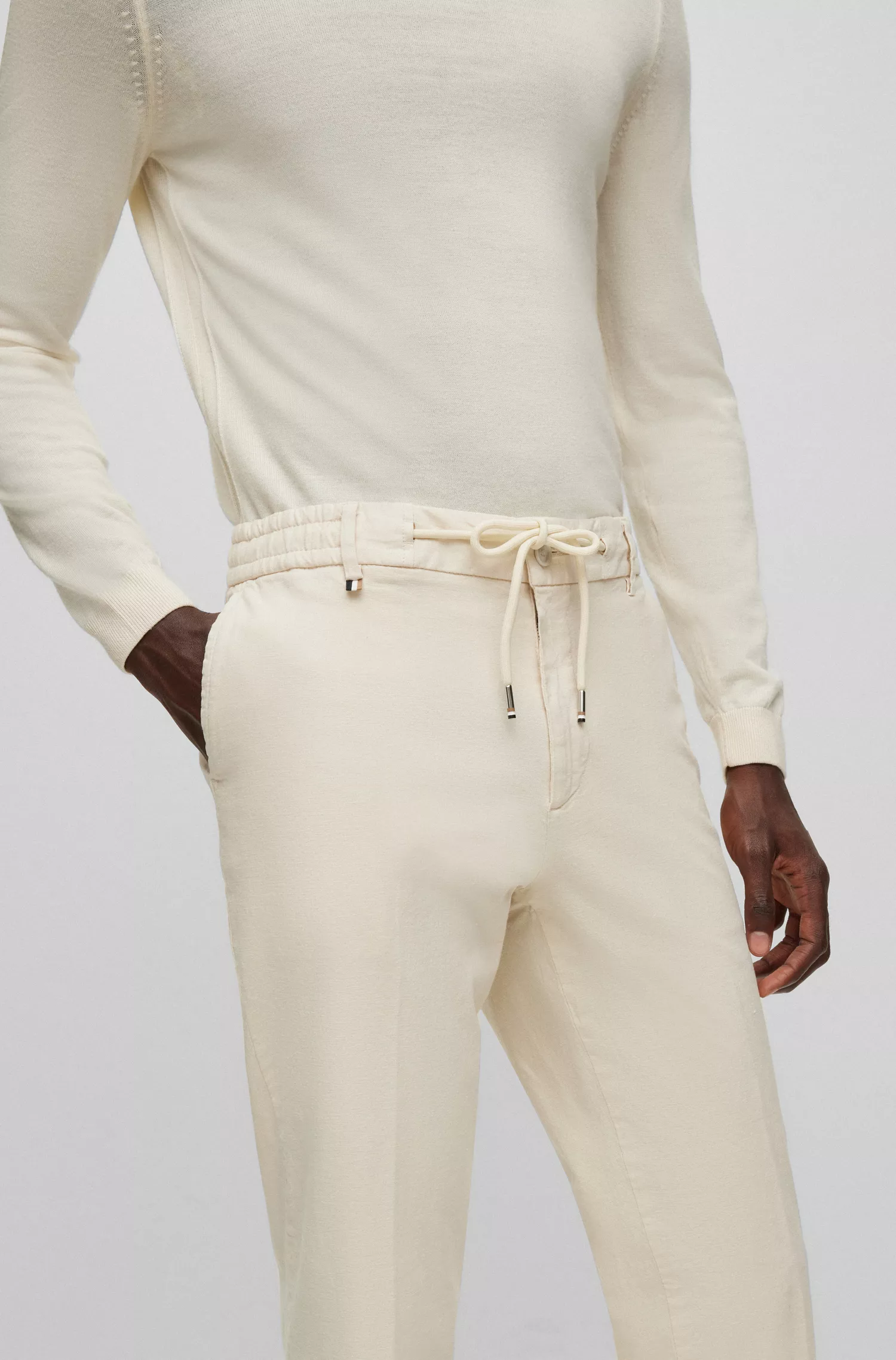 Calça BOSS preta, corte slim, em linho, algodão e elastano.