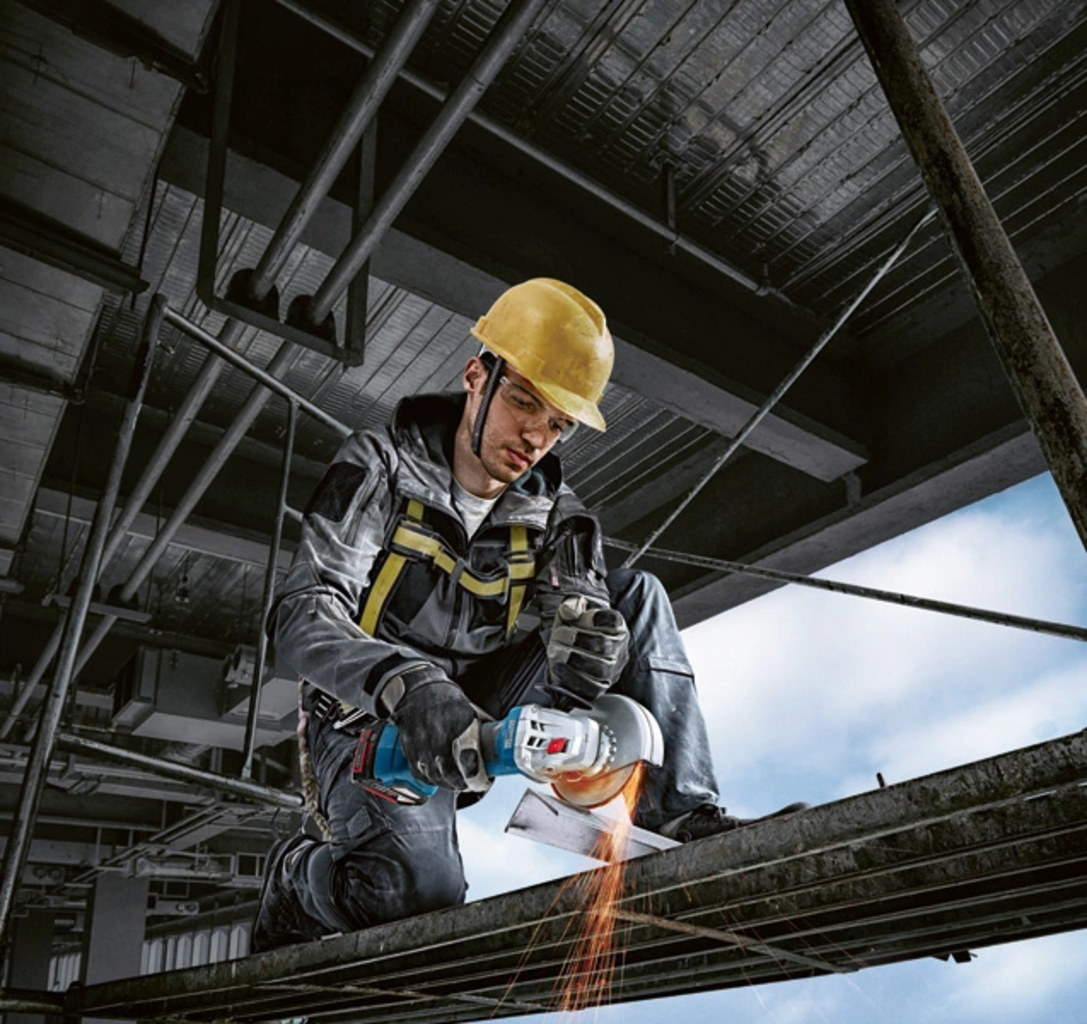 Bosch Professional  GWS 18V-7 Akku-Winkelschleifer, 2 x 4,0Ah    Handlicher Akku-Winkelschleifer für vielseitige Trennaufgaben