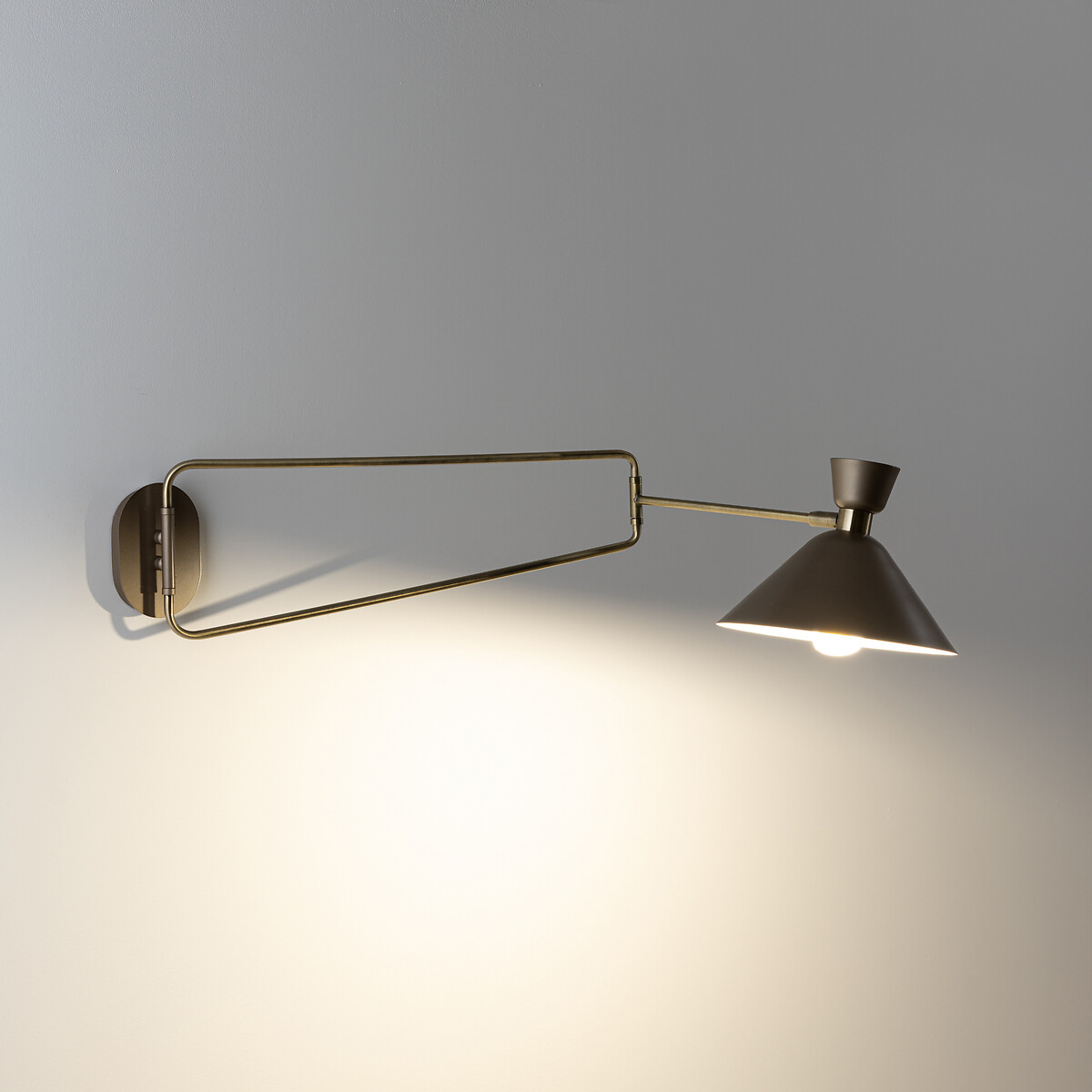 AM.PM<br>Luminária de parede articulada em latão envelhecido, Zoticus