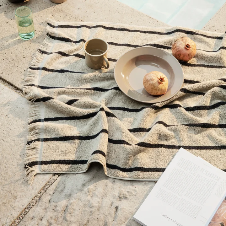 Ferm Living - Alee Badetuch, 70 x 140 cm, sand / black