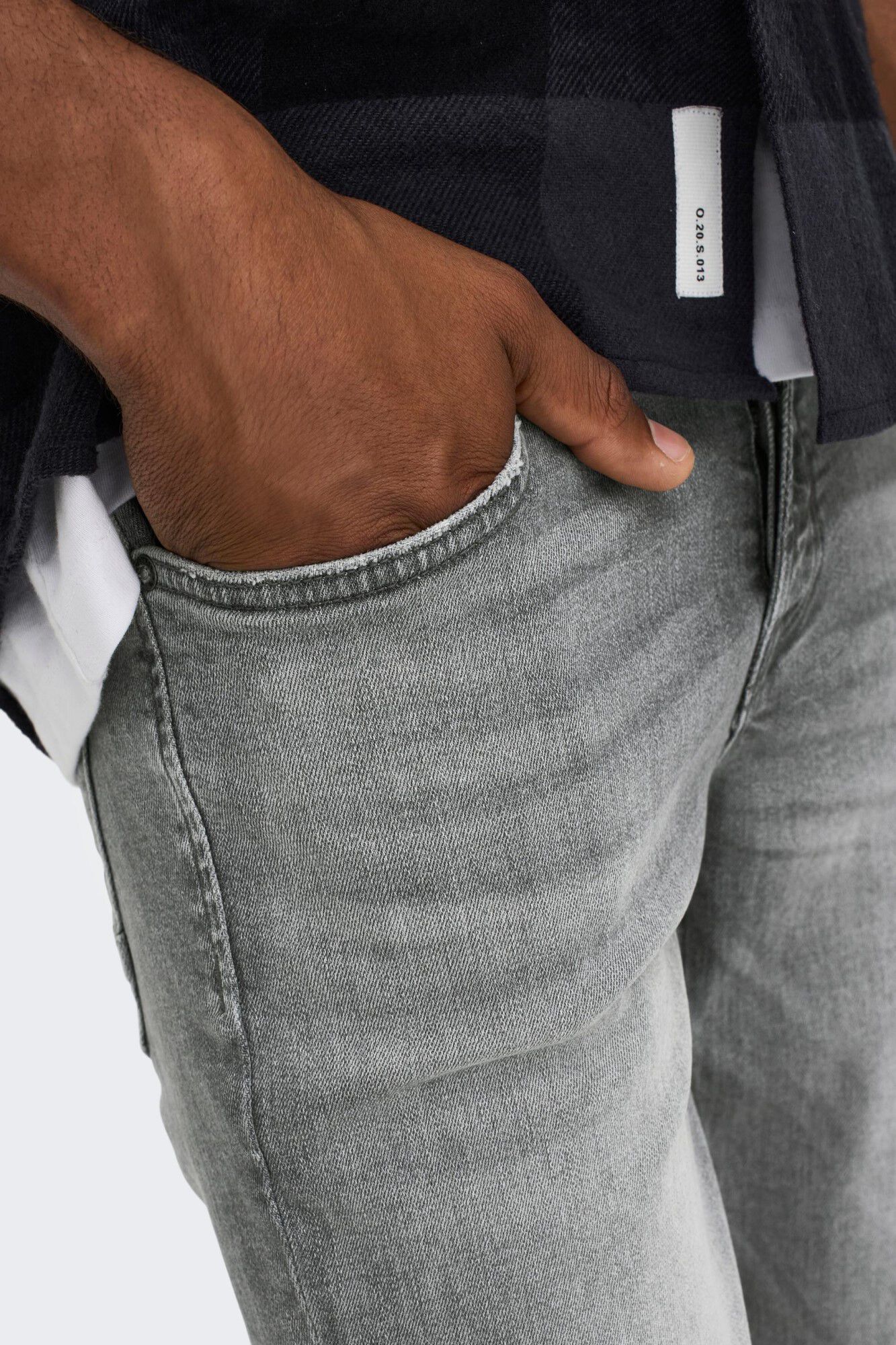 calça jeans slim cinza escuro