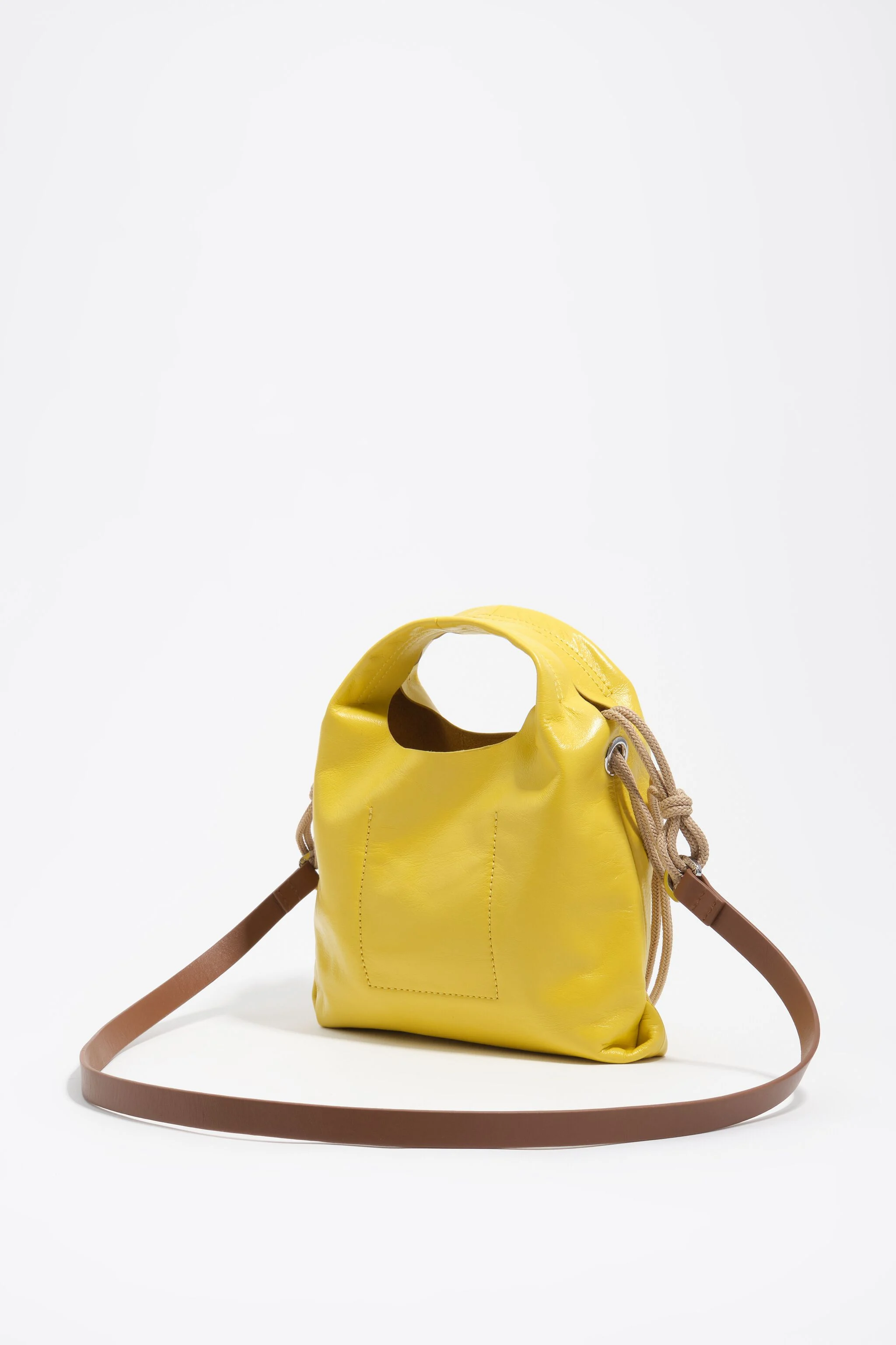 Bolsa transversal mini de couro amarelo estilo papel.