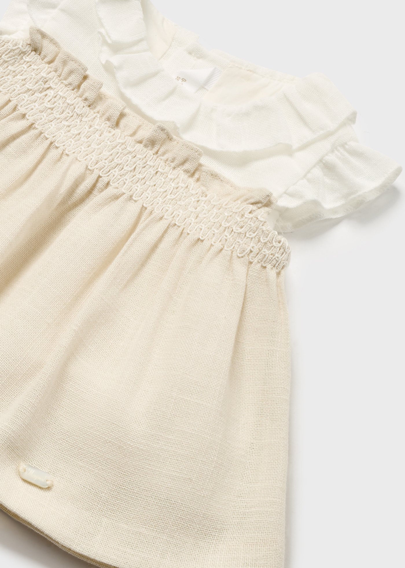 Conjunto de duas peças para cerimônia de recém-nascido, cor nude.