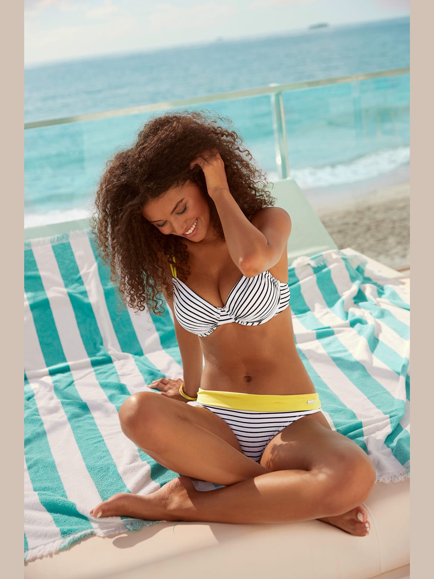Haut de maillot de bain à armatures design rayé avec bretelles contrastées