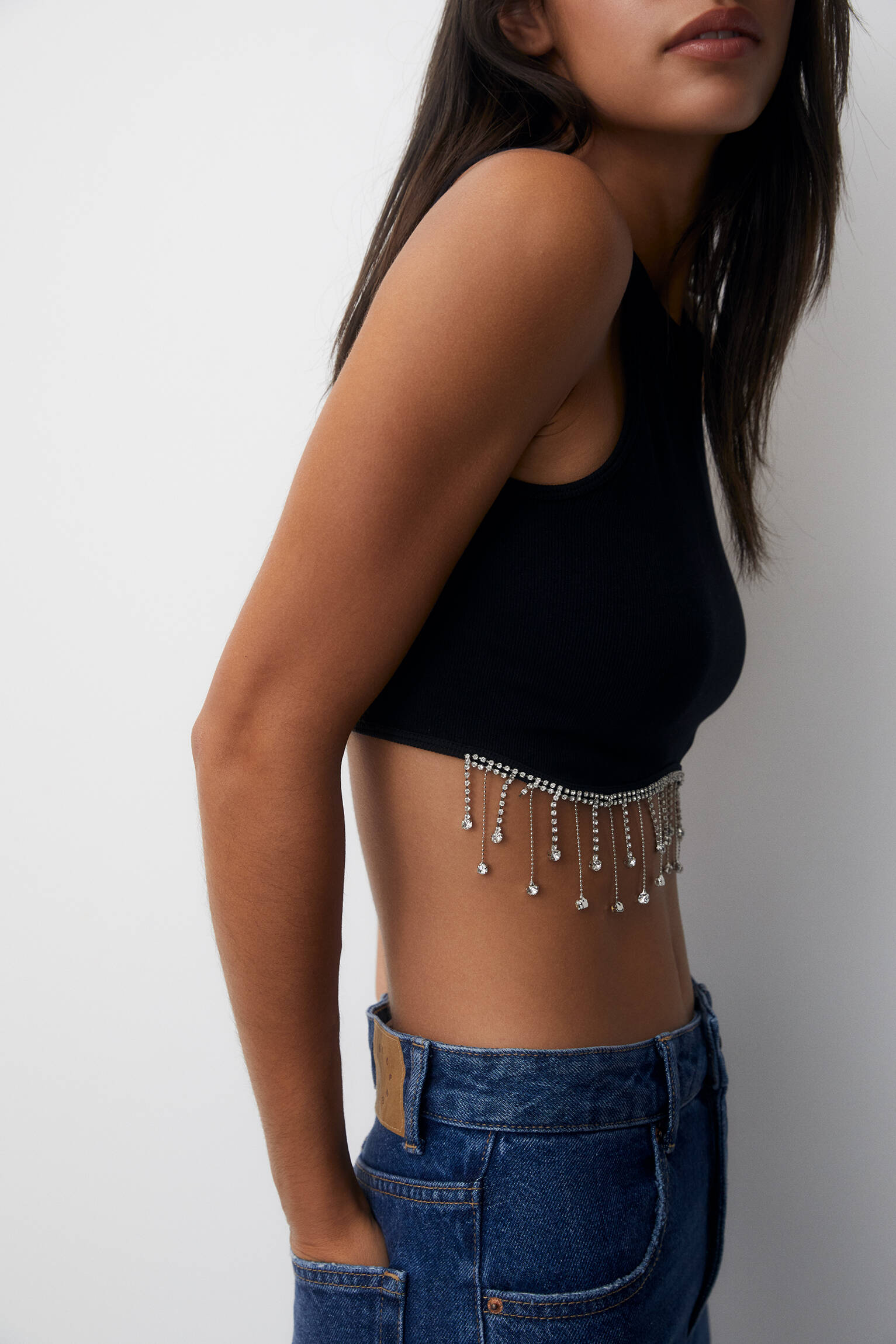 Top cropped de cintura baixa com strass - Preto