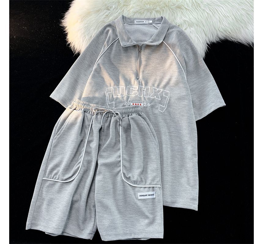 Hushgrain - Set: Poloshirt met korte mouwen en rits en tekstprint + korte broek