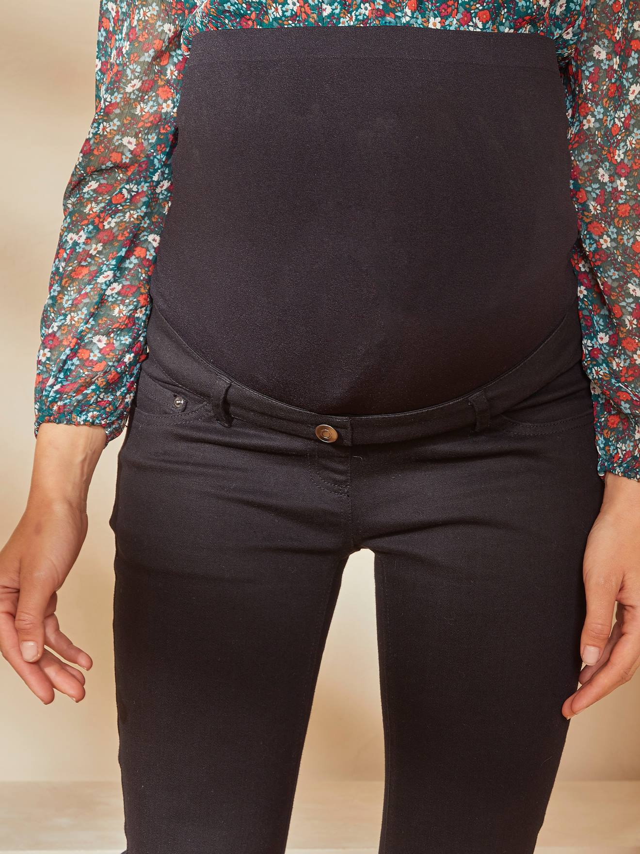 Calça jeans slim para gestantes com faixa lisa cinza-escura sem costura.