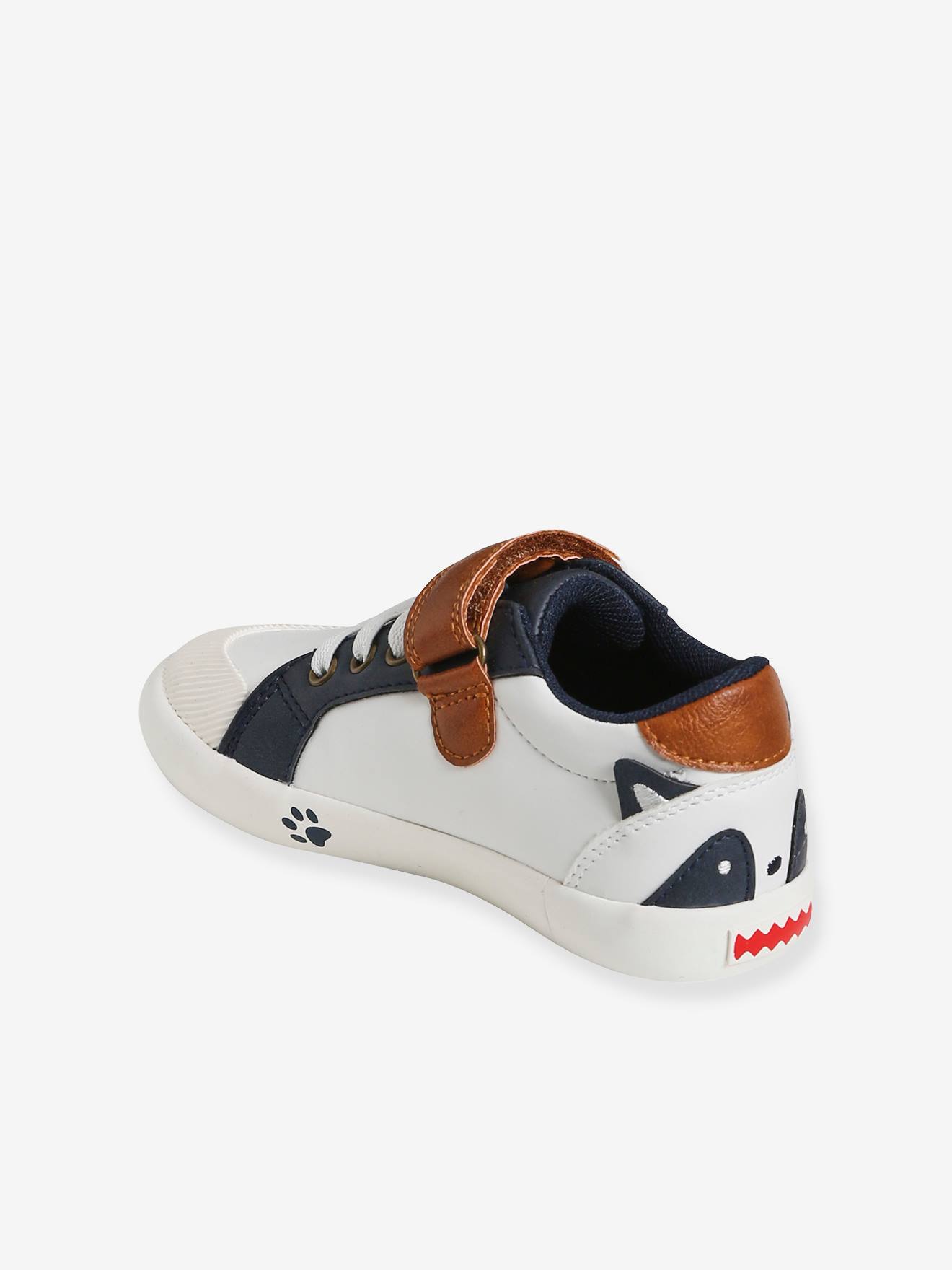 Tênis infantil masculino, modelo especial com design autônomo, branco claro liso com estampas.